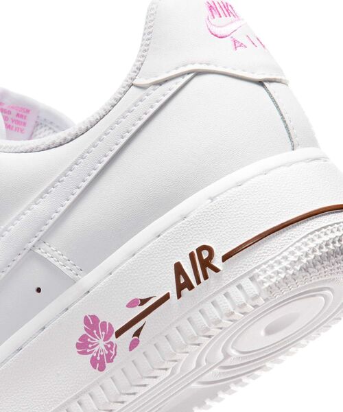 NIKE(ナイキ)の「ナイキ エア フォース 1 '07 SE ウィメンズシューズ / Nike Air Force 1 '07 SE Women's Shoes IF0498-102 White(スニーカー・レディース・ホワイト・25.5/26/22.5/23/23.5/24/24.5/25/22)」の8枚目の写真
