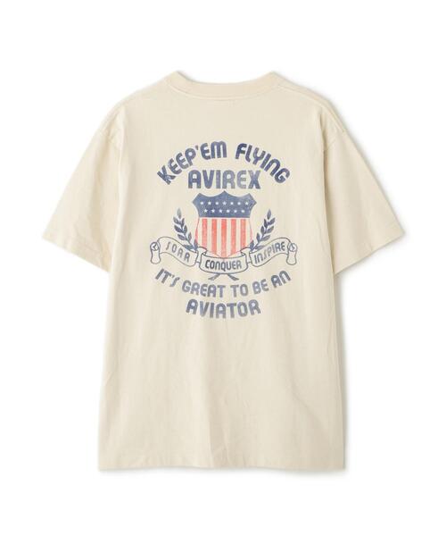 AVIREX(アヴィレックス)の「PRINT T-SHIRT "KEEP EM FLYING" / 半袖Tシャツ ”キープ エム フライング” / AVIREX / アヴィレックス(Tシャツ/カットソー・メンズ・キナリ/ネイビー/マスタード・MEDIUM/LARGE/X-LARGE/XX-LARGE)」の2枚目の写真