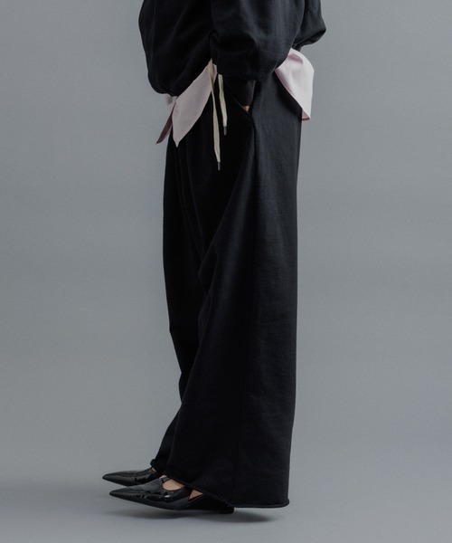 ADAM ET ROPE'(アダムエロペ)の「【WEB限定】2タック ワイドルーズ ドカンパンツ / スウェット / ユニセックス(その他パンツ・メンズ・ブラック/グレー/ベージュ系その他・M/S/L)」の1枚目の写真