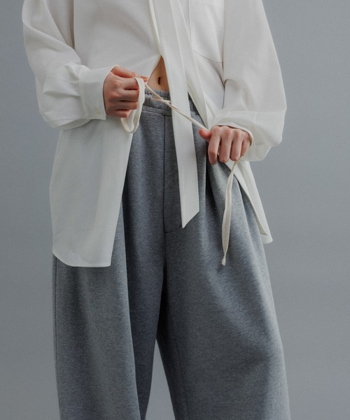 ADAM ET ROPE'(アダムエロペ)の「【WEB限定】2タック ワイドルーズ ドカンパンツ / スウェット / ユニセックス(その他パンツ・メンズ・ブラック/グレー/ベージュ系その他・M/S/L)」の9枚目の写真
