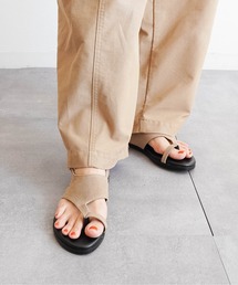歩きやすいアシンメトリートングフラットサンダル