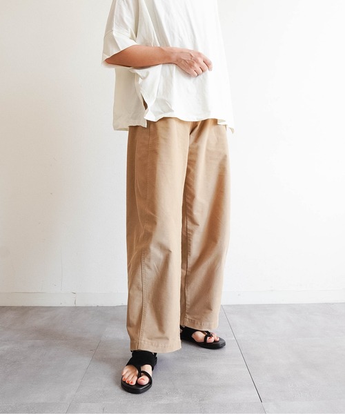 Fabby fabby(ファビィーファビィー)の「歩きやすいアシンメトリートングフラットサンダル(サンダル・レディース・ベージュ/ブラック・LARGE/MEDIUM)」の12枚目の写真