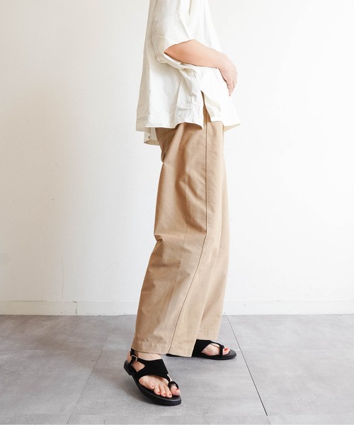 Fabby fabby(ファビィーファビィー)の「歩きやすいアシンメトリートングフラットサンダル(サンダル・レディース・ベージュ/ブラック・LARGE/MEDIUM)」の13枚目の写真