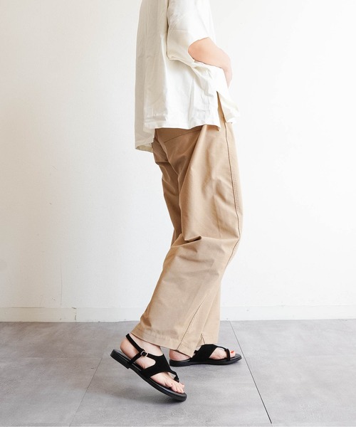 Fabby fabby(ファビィーファビィー)の「歩きやすいアシンメトリートングフラットサンダル(サンダル・レディース・ベージュ/ブラック・LARGE/MEDIUM)」の14枚目の写真