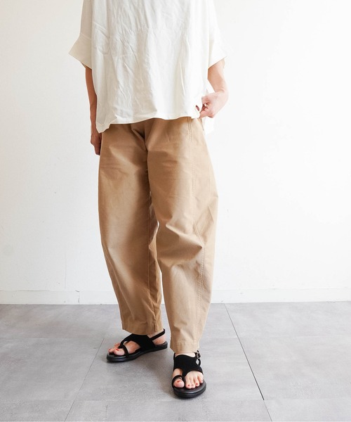 Fabby fabby(ファビィーファビィー)の「歩きやすいアシンメトリートングフラットサンダル(サンダル・レディース・ベージュ/ブラック・LARGE/MEDIUM)」の15枚目の写真