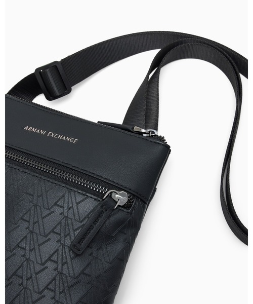 ARMANI EXCHANGE(アルマーニエクスチェンジ)の「【A|X アルマーニ エクスチェンジ】<オンライン限定>オールオーバーロゴ フラットショルダーバッグ(ショルダーバッグ・メンズ・ブラック・FREE)」の4枚目の写真