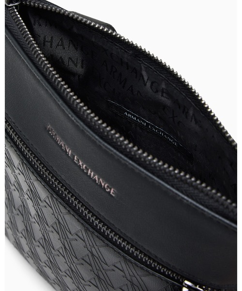 ARMANI EXCHANGE(アルマーニエクスチェンジ)の「【A|X アルマーニ エクスチェンジ】<オンライン限定>オールオーバーロゴ フラットショルダーバッグ(ショルダーバッグ・メンズ・ブラック・FREE)」の5枚目の写真