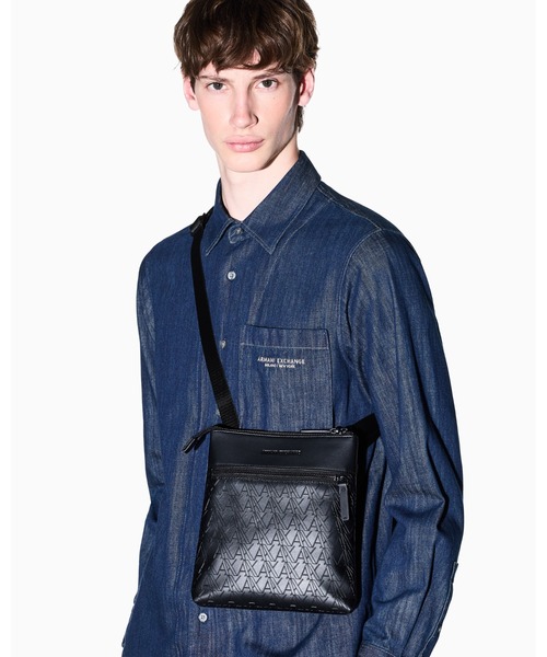 ARMANI EXCHANGE(アルマーニエクスチェンジ)の「【A|X アルマーニ エクスチェンジ】<オンライン限定>オールオーバーロゴ フラットショルダーバッグ(ショルダーバッグ・メンズ・ブラック・FREE)」の6枚目の写真