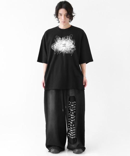 minsobi(ミンソビ)の「カットオフスリット レタリング ギミックスウェット ワイドパンツ(ユニセックス(スウェットパンツ・メンズ・ブラック・FREE)」の4枚目の写真