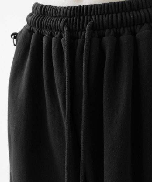 minsobi(ミンソビ)の「カットオフスリット レタリング ギミックスウェット ワイドパンツ(ユニセックス(スウェットパンツ・メンズ・ブラック・FREE)」の13枚目の写真