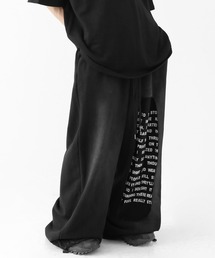 minsobi（ミンソビ）の「カットオフスリット レタリング ギミックスウェット ワイドパンツ（ユニセックス（スウェットパンツ）」