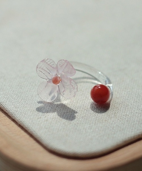 Vini(ヴィニ)の「Flowering Glass Ring / フラワー ガラス リング(リング・レディース・イエロー/ブラック/ベビーピンク・FREE)」の3枚目の写真