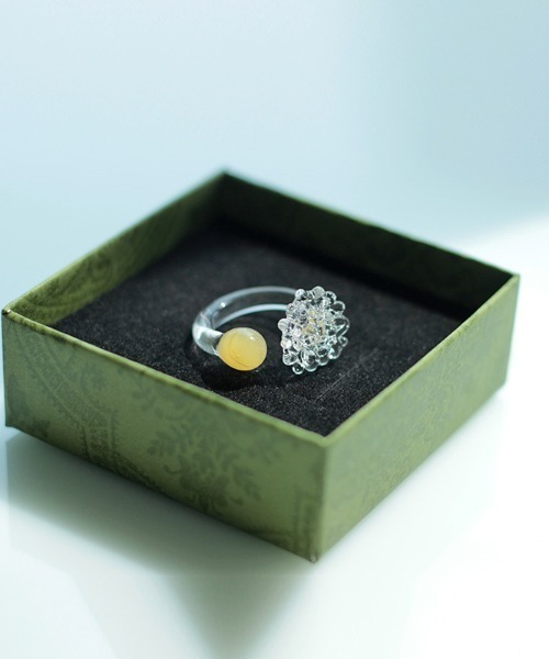 Vini(ヴィニ)の「Flowering Glass Ring / フラワー ガラス リング(リング・レディース・イエロー/ブラック/ベビーピンク・FREE)」の2枚目の写真