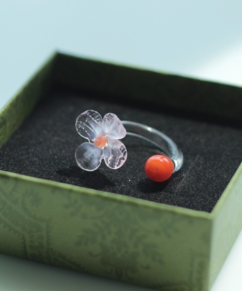 Vini(ヴィニ)の「Flowering Glass Ring / フラワー ガラス リング(リング・レディース・イエロー/ブラック/ベビーピンク・FREE)」の9枚目の写真