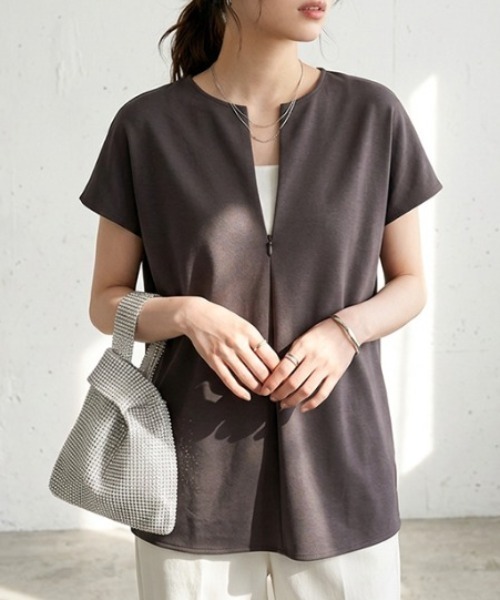 COCOMOMO（ココモモ）の「前後2WAY ハーフジップトップス ハーフジップ カットソー Tシャツ ストレッチ ジップ 半袖 フレンチスリーブ レイヤード ラウンドヘム 春服 夏服（Tシャツ/カットソー・レディース・ホワイト/ブルー/アッシュブラウン/ブラック/ライトブラウン/グレイッシュベージュ・M/L）」の3枚目の写真