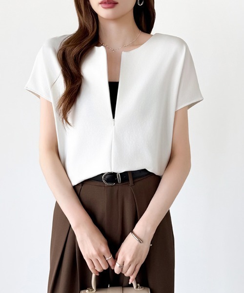 COCOMOMO（ココモモ）の「前後2WAY ハーフジップトップス ハーフジップ カットソー Tシャツ ストレッチ ジップ 半袖 フレンチスリーブ レイヤード ラウンドヘム 春服 夏服（Tシャツ/カットソー・レディース・ホワイト/ブルー/アッシュブラウン/ブラック/ライトブラウン/グレイッシュベージュ・M/L）」の8枚目の写真