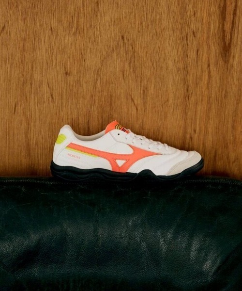 MIZUNO(ミズノ )の「MIZUNO MORELIA LS(ミズノ モレリア エルエス)(スニーカー・メンズ・グリーン系/オレンジ系・28.5cm/28cm/27.5cm/23cm/23.5cm/24cm/24.5cm/25cm/25.5cm/29cm/30cm/26cm/27cm/26.5cm)」の6枚目の写真
