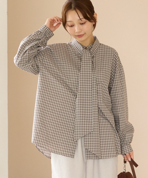 LAVEANGE(ラビアンジェ)の「2WAYボウタイチェックシャツ|ボウタイ取り外し可能/バンドカラー/レイヤード/大きいサイズ(シャツ/ブラウス・レディース・ブラック/モカ・M/LL/5L/4L/3L)」の1枚目の写真