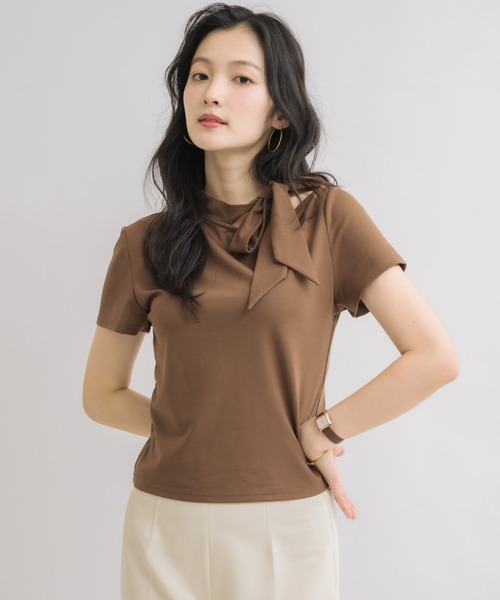 NEUNA(ヌナ)の「【デイリーに着こなす、上品Tシャツ】リボンタイTシャツ(Tシャツ/カットソー・レディース・ライトベージュ/ブラウン/ブラック・FREE)」の4枚目の写真