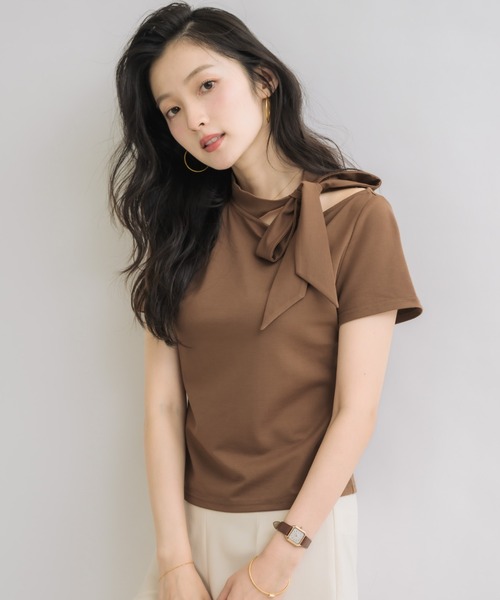 NEUNA(ヌナ)の「【デイリーに着こなす、上品Tシャツ】リボンタイTシャツ(Tシャツ/カットソー・レディース・ライトベージュ/ブラウン/ブラック・FREE)」の5枚目の写真