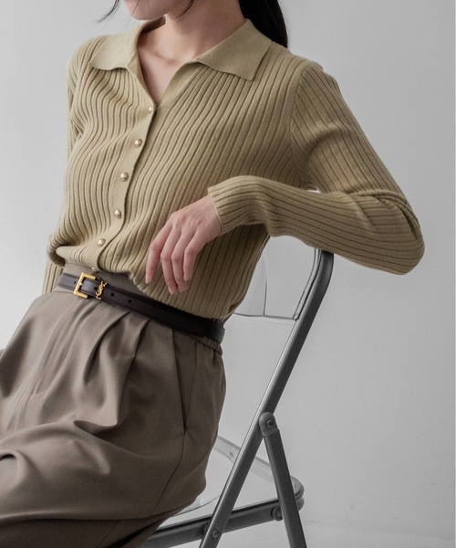 on:nue(オンニュ)の「【on:nue】ゴールド釦キーネックポロリブニット /26-27 AW COLLECTION(ニット/セーター・レディース・ブラック/ミント/オリーブ/レッド/アイボリー・FREE)」の3枚目の写真