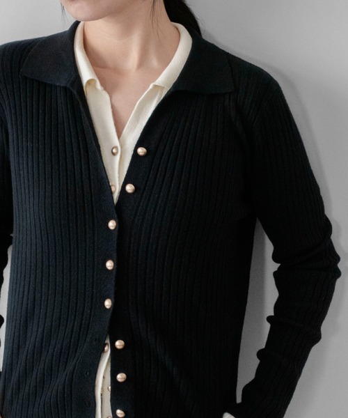 on:nue(オンニュ)の「【on:nue】ゴールド釦キーネックポロリブニット /26-27 AW COLLECTION(ニット/セーター・レディース・ブラック/ミント/オリーブ/レッド/アイボリー・FREE)」の2枚目の写真