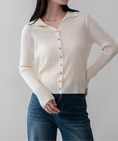 on:nue(オンニュ)の「【on:nue】ゴールド釦キーネックポロリブニット /26-27 AW COLLECTION(ニット/セーター・レディース・ブラック/ミント/オリーブ/レッド/アイボリー・FREE)」の6枚目の写真