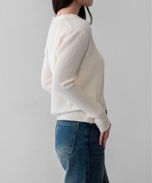 on:nue(オンニュ)の「【on:nue】ゴールド釦キーネックポロリブニット /26-27 AW COLLECTION(ニット/セーター・レディース・ブラック/ミント/オリーブ/レッド/アイボリー・FREE)」の9枚目の写真