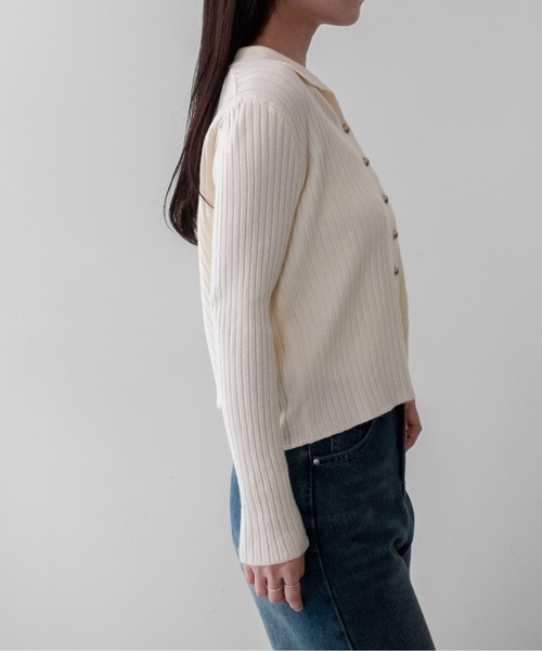 on:nue(オンニュ)の「【on:nue】ゴールド釦キーネックポロリブニット /26-27 AW COLLECTION(ニット/セーター・レディース・ブラック/ミント/オリーブ/レッド/アイボリー・FREE)」の10枚目の写真