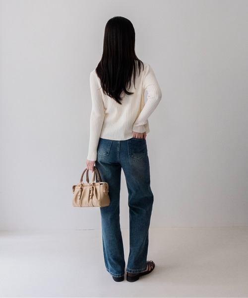on:nue(オンニュ)の「【on:nue】ゴールド釦キーネックポロリブニット /26-27 AW COLLECTION(ニット/セーター・レディース・ブラック/ミント/オリーブ/レッド/アイボリー・FREE)」の15枚目の写真