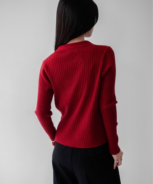 on:nue(オンニュ)の「【on:nue】ゴールド釦キーネックポロリブニット /26-27 AW COLLECTION(ニット/セーター・レディース・ブラック/ミント/オリーブ/レッド/アイボリー・FREE)」の19枚目の写真