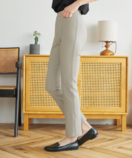 Tiaclasse(ティアクラッセ)の「ローズファイン センターピンタックストレートパンツ(その他パンツ・レディース・ブラック/グレー/ブラウン・S/M/L)」の7枚目の写真