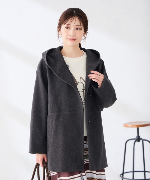 a.v.v（アーヴェヴェ）の「フーディー ミドル コート（その他アウター・レディース・ライトベージュ/ダークグレー・36/38/40）」の2枚目の写真