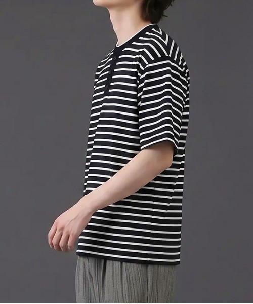 revertical(リバーティカル)の「ボーダー ヘンリーネック 半袖Tシャツ(Tシャツ/カットソー・メンズ・グレー/ベージュ/ブラック・MEDIUM/LARGE)」の4枚目の写真