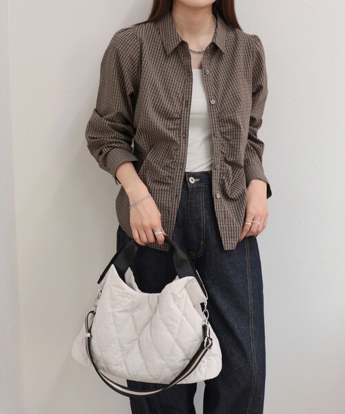 fredy emue（フレディエミュ）の「テープハンドル撥水ナイロンキルトバッグ（ショルダーバッグ・レディース・ブラウン/ネイビー/ブラック/キナリ・FREE）」の5枚目の写真