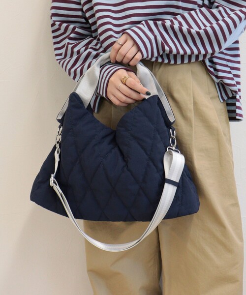 fredy emue（フレディエミュ）の「テープハンドル撥水ナイロンキルトバッグ（ショルダーバッグ・レディース・ブラウン/ネイビー/ブラック/キナリ・FREE）」の10枚目の写真