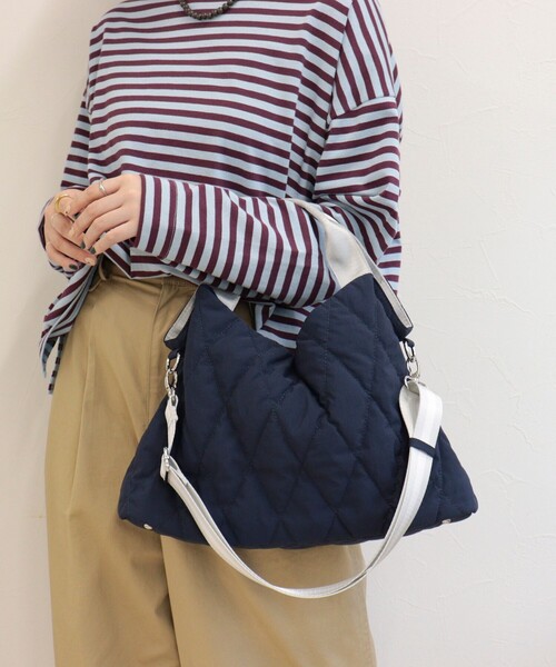 fredy emue（フレディエミュ）の「テープハンドル撥水ナイロンキルトバッグ（ショルダーバッグ・レディース・ブラウン/ネイビー/ブラック/キナリ・FREE）」の11枚目の写真