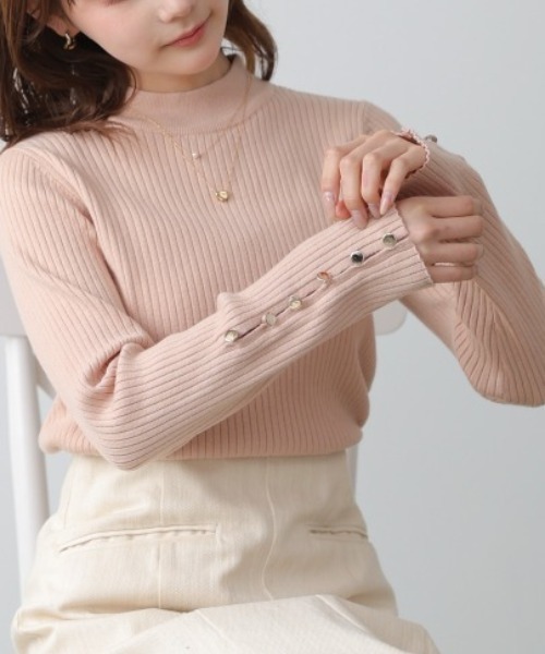 Bab(バブ)の「【選べるサイズ展開】袖ボタンハイネックリブニットトップス(ニット/セーター・レディース・A/グリーン/チャコールグレー/ピンク/ブラック/アイボリー・LARGE/MEDIUM)」の1枚目の写真
