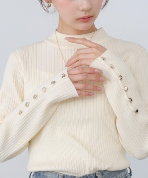 Bab(バブ)の「【選べるサイズ展開】袖ボタンハイネックリブニットトップス(ニット/セーター・レディース・A/グリーン/チャコールグレー/ピンク/ブラック/アイボリー・LARGE/MEDIUM)」の2枚目の写真