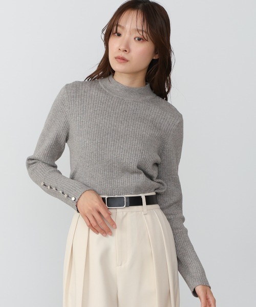Bab(バブ)の「【選べるサイズ展開】袖ボタンハイネックリブニットトップス(ニット/セーター・レディース・A/グリーン/チャコールグレー/ピンク/ブラック/アイボリー・LARGE/MEDIUM)」の8枚目の写真