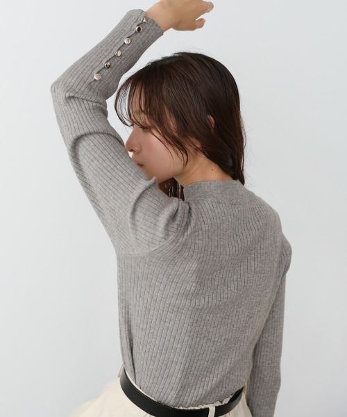 Bab(バブ)の「【選べるサイズ展開】袖ボタンハイネックリブニットトップス(ニット/セーター・レディース・A/グリーン/チャコールグレー/ピンク/ブラック/アイボリー・LARGE/MEDIUM)」の11枚目の写真