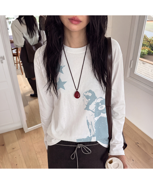 GRAVER（グレーバー）の「[ユニセックス]STAR2 ロングスリーブTシャツ_4カラー（Tシャツ/カットソー・レディース・チャコールグレー/ライトホワイト/ホワイト/ブラック・MEDIUM/LARGE）」の2枚目の写真