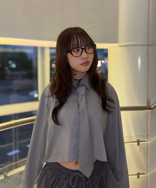 Narcissus(ナルシス)の「【Narcissus】ストライプネクタイシャツ / ショート丈 長袖 2WAY(シャツ/ブラウス・レディース・グレー/ブラウン・FREE)」の1枚目の写真