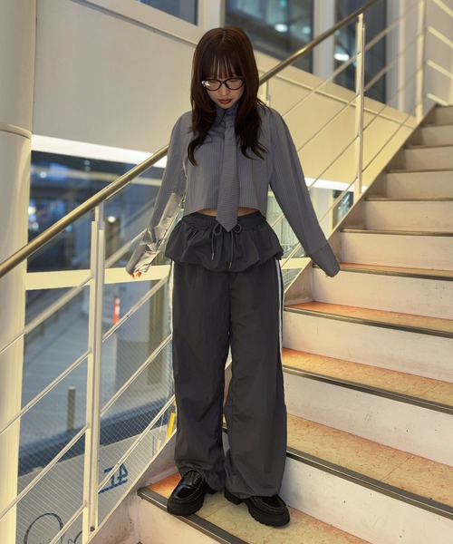 Narcissus(ナルシス)の「【Narcissus】ストライプネクタイシャツ / ショート丈 長袖 2WAY(シャツ/ブラウス・レディース・グレー/ブラウン・FREE)」の3枚目の写真