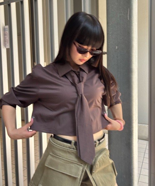 Narcissus(ナルシス)の「【Narcissus】ストライプネクタイシャツ / ショート丈 長袖 2WAY(シャツ/ブラウス・レディース・グレー/ブラウン・FREE)」の4枚目の写真