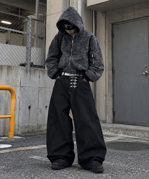 SPINNS(スピンズ)の「フロントフックデザインカーブワイドパンツ/1カラーのみ別品番ジャケットとセットアップ可能(デニムパンツ・メンズ・ブラック系その他/ブルー系その他・M/L)」の6枚目の写真
