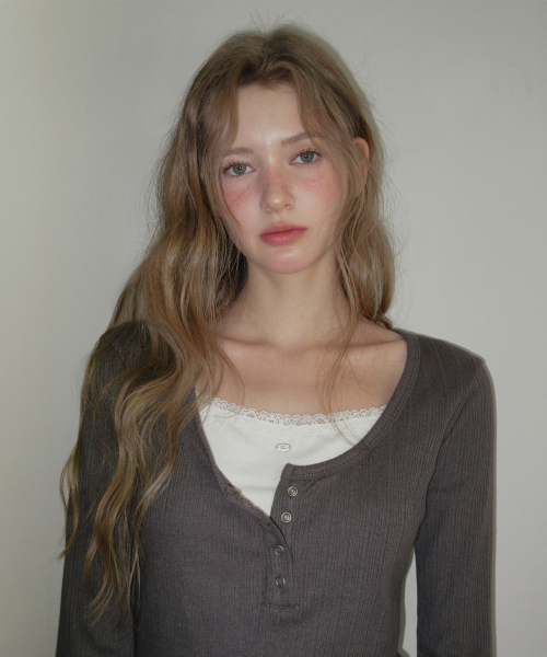 TWEE(トゥウィー)の「ランキー レイヤードボタン 長袖Tシャツ(Tシャツ/カットソー・レディース・チャコールグレー/ライトグレー・FREE)」の3枚目の写真