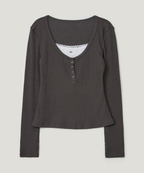TWEE(トゥウィー)の「ランキー レイヤードボタン 長袖Tシャツ(Tシャツ/カットソー・レディース・チャコールグレー/ライトグレー・FREE)」の7枚目の写真