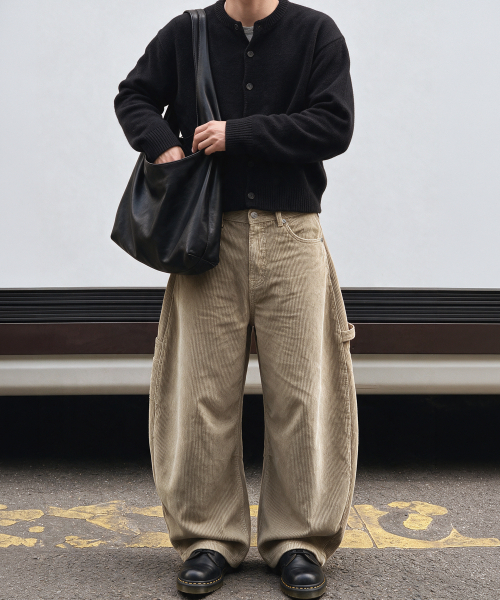ANOLORCODE（アノローコード）の「カーブドカーペンターコーデュロイパンツ（3色）（その他パンツ・レディース・ベージュ/ブラウン/チャコール・SMALL/MEDIUM/LARGE）」の4枚目の写真