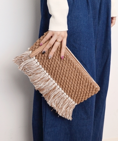 SHIPS(シップス)の「フリンジクラッチ ◇(クラッチバッグ・レディース・キャメル/ブラック・ONE SIZE)」の2枚目の写真